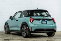 *English below* *Français:* Ce MINI Cooper S 3 portes 2025, affichant un bas kilométrage de seulemen... (image 4)