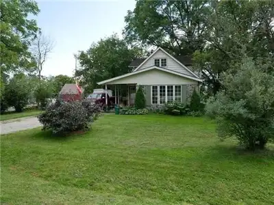 Property Details 3 bedrooms, 2 full bathrooms 1100‑1500 sqft, 1.5‑storey detached brick house Large...