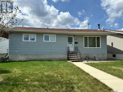 Welcome to 607 Main St. 3 bedrooms and 2 bathrooms. Fully fenced back yard. Detached single car gara...