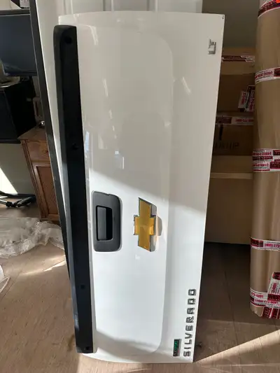 LOTS OF WHITE TAILGATES FOR SALE - SILVERADO 2009-2022, F150 1997-2021, F250 1997-2021, CHEV COLORAD...