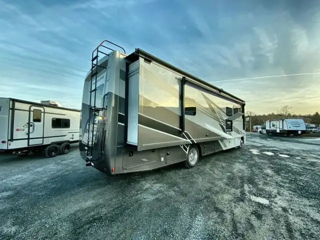 2025 Thor Motor Coach Hurricane 34R in RVs & Motorhomes in Bedford - Image 10