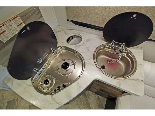 2021 Forest River Sunseeker Forester 2380 B+ DIESEL Full paint in RVs & Motorhomes in Laval / North Shore - Image 9