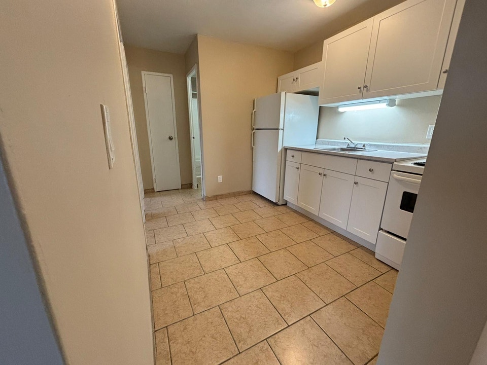 Newly Renovated, Modern, All Inclusive 2 Bdrm Apt in Sarnia – Un 4