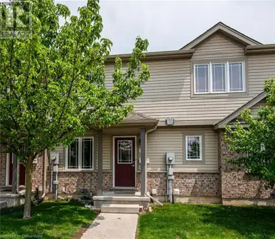 Beautiful 2 bedroom, 2 bathroom townhouse condo in a quiet desirable neighbourhood n Laurentian Hill...