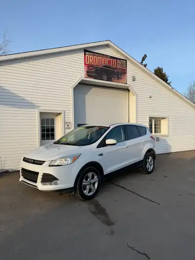 The 2015 Ford Escape 4WD 4dr SE Automatic is a top-of-the-line SUV perfect for any adventure. This s...