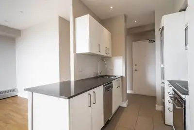 renovated bachelor suite, Queen St W and Jameson Av - ID 1442