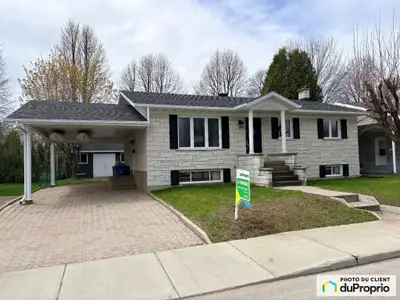 Maison unifamiliale sans voisin arrière dans un quartier paisible, adossée à un parc, avec cour plei...