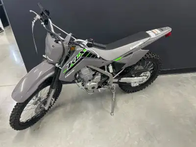 KAWASAKI KLX140R F 2025 Offrant un démarreur électrique et une maniabilité assurée les motos KLX140R...