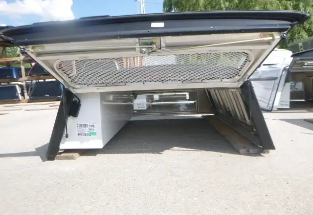 2016 - 2023 Toyota Tacoma 6'2 Onyx Black Leer ContractorTruckCap in Other Parts & Accessories in Kitchener / Waterloo - Image 4