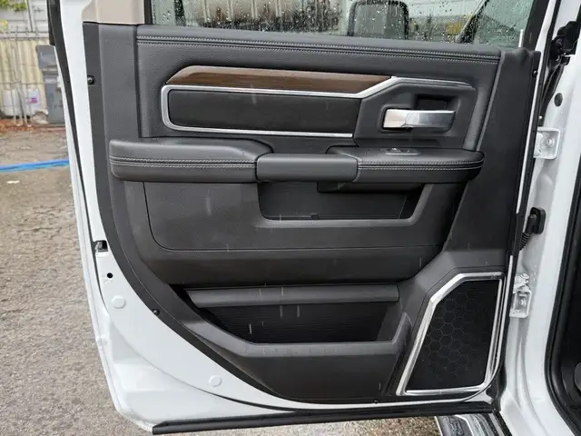 2024 Ram 5500 Heavy Duty Laramie 4x4 Crew Cab Cummins Service Tr in Heavy Trucks in Regina - Image 34