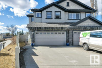 Amazing half-duplex offering 2041 sqft of finished living space!