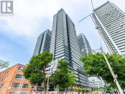 Live in the heart of Midtown in this stylish and spacious 2+Den suite at Line 5 Condos. With split b...