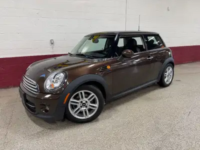 BROWN ON BLACK INTERIOR MINI COOPER WITH ONLY 73,335 KM OPTIONS: BLUETOOTH - HEATED SEATS - PANORAMI...
