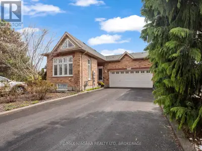 Sprawling freehold bungalow townhouse in a prestigious north-end neighborhood. Vaulted ceiling in th...