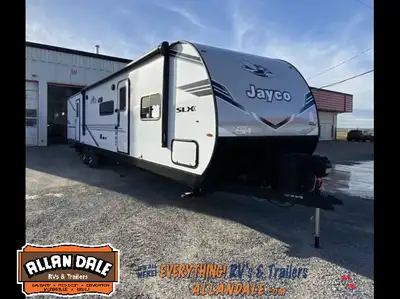 Bring the whole crew in the Jay Flight SLX 321BDS! Features include a private bunkhouse, RV queen be...