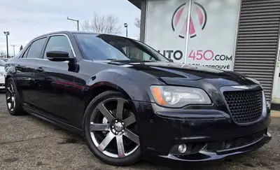 CHRYSLER 300 SRT-8 20136.4 HEMI 470 HP CUIR TOIT NAVIGATION PUISSANTE ET RARELa Chrysler 300 SRT-8 2...