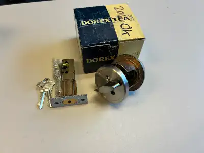 Pêne dormant acier inox, satiné Marque: Dorex Modèle: TLA51C32D Plusieurs en inventaire Prix: 15$/ch...