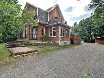 Magnifique maison tout en bois avec piscine hors-terre, design extérieur unique. Grand toit cathédra...