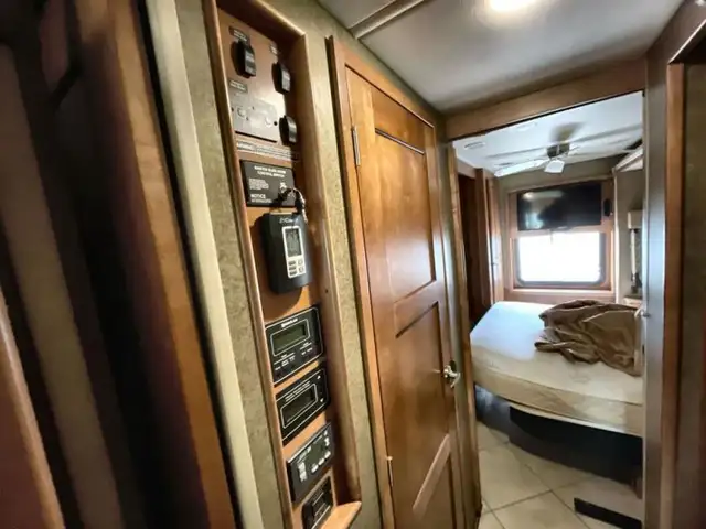 2014 Winnebago Adventurer 38Q in RVs & Motorhomes in Kamloops - Image 31