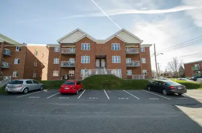 Disponible pour le1 Mars 2026 Grand 4 ½ au 2e étage dans un immeuble de 12 logements, entrées indépe...