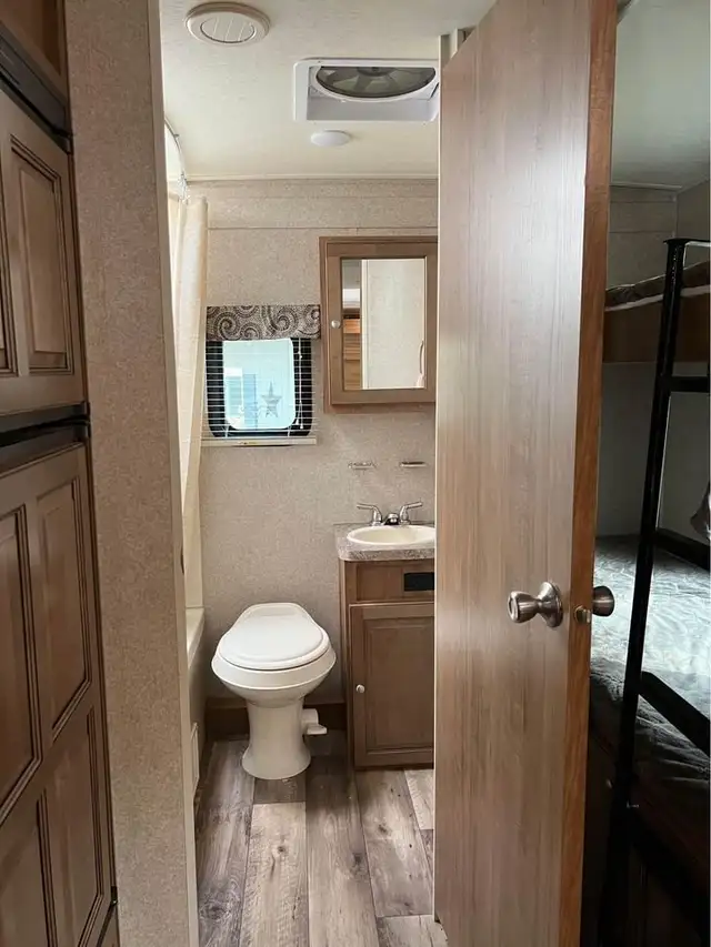 2017 FOREST RIVER FLAGSTAFF MICRO LITE 25BHS-FINANCE AVAILABLE!  in Cargo & Utility Trailers in Winnipeg - Image 13