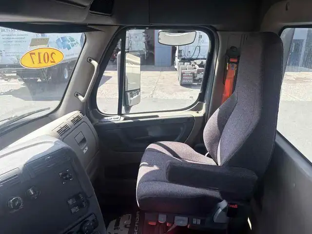 2017 Freightliner Cascadia Safety Certified in Heavy Trucks in Hamilton - Image 11