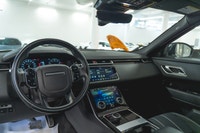 Land Rover Range Rover Velar P300 R-Dynamic S 2020: - Extérieur gris Eiger métallisé avec intérieur... (image 9)