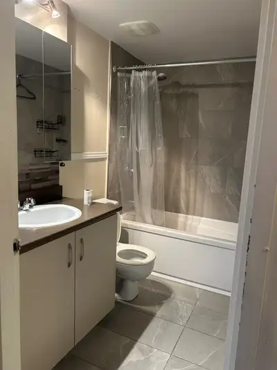 *POUR UN MÉNAGE SUBVENTIONNÉ SEULEMENT* *INCLUSIONS : (1) stationnement, balcon, remise, accès à la...
