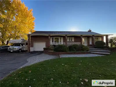 Très jolie résidence située en bordure du fleuve Saint-Laurent, à seulement 45 minutes de Montréal....