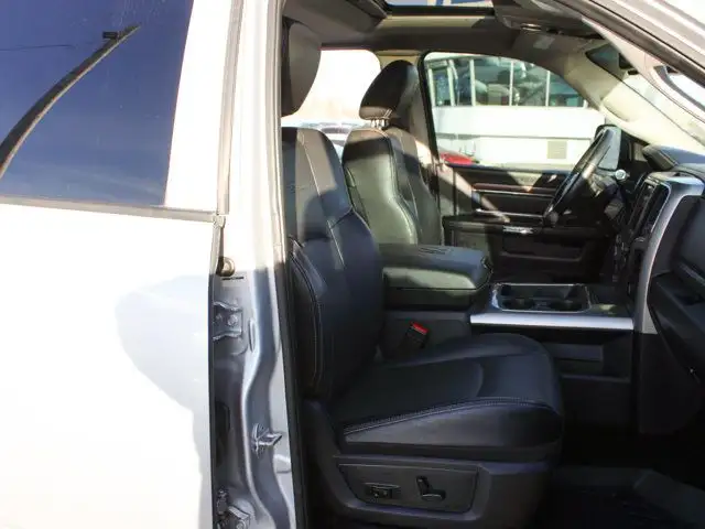 2016 Ram 3500 Laramie 4x4, AISIN, Sunroof, Cooled/Heated Leather in Cars & Trucks in Calgary - Image 20