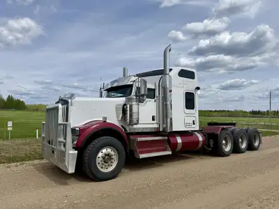 2016 KENWORTH W900 TRI/A 8X6 MID ROOF SLEEPER TRUCK TRACTOR - Cummins ISX 550 6 Cylinder 15 L 550 HP...