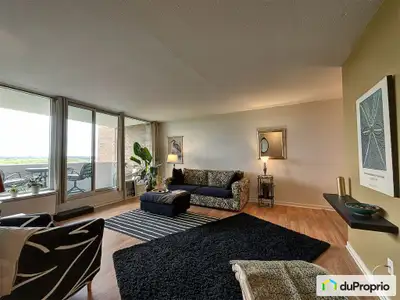 Découvrez ce magnifique condo 3 1/2 baigné de lumière naturelle, niché au 11e étage d'un immeuble ca...