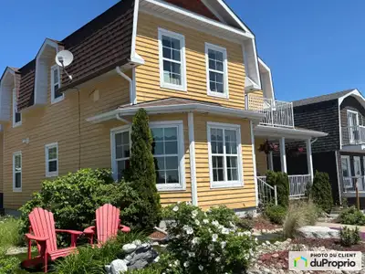 Duplex bigénérationnel d'exception avec vue panoramique sur la rivière Découvrez ce remarquable dupl...