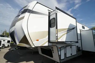 Welcome to Longhaul Trailer Sales Inc 2023 Prime Time Crusader 382MBH A Mid Bunk Room for work or pl...
