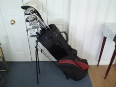 MEN'S R.H.  GOLF CLUBS  ( WITH  WILSON STAFF SPINE DRIVER ), View more