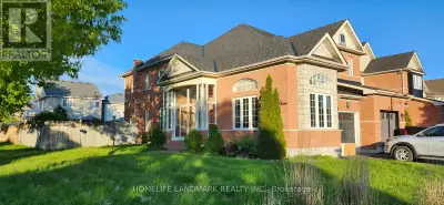 Experience premium lakeside living in this exquisite 3 bedroom, 3-bathroom freehold end-unit townhom...