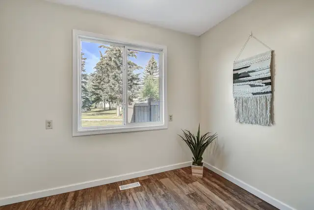 Family and Pet Friendly 3 Bedroom Townhome with Front Yard! in Long Term Rentals in Grande Prairie - Image 9