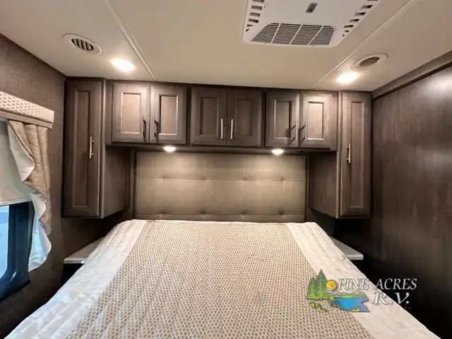 2022 Thor Motor Coach Challenger 35MQ only 6,310 Miles in RVs & Motorhomes in Moncton - Image 47