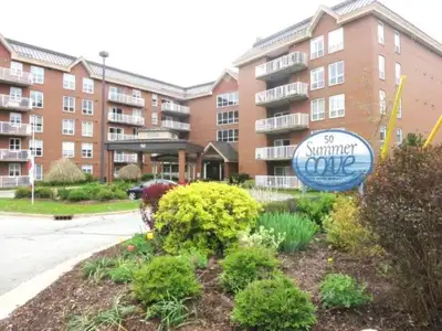 16-043 Lovely, spacious condo, great location!