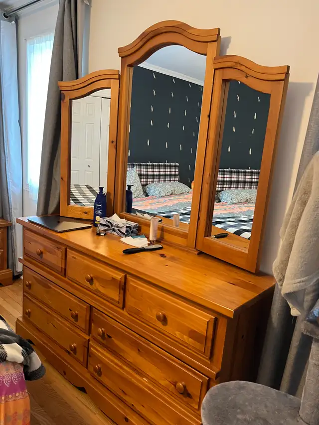 Used Solid Pine wood dresser with matching nightstands in Dressers & Wardrobes in Ottawa - Image 4
