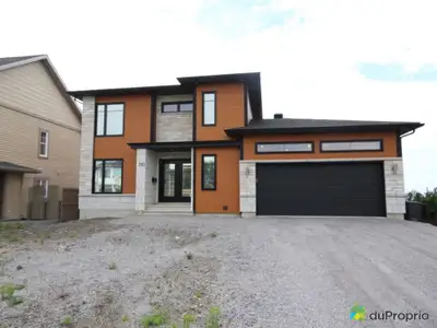 Style contemporain, construction 2013, Novoclimat. Maison avec vue panoramique sur le fleuve et la v...