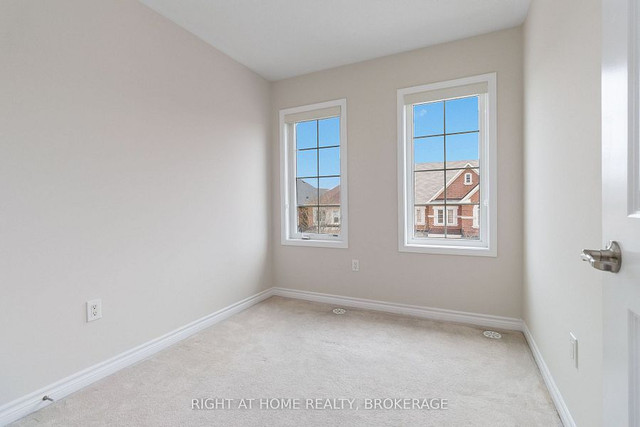 Cozy, Well-Maintained Freehold Townhouse! in Houses for Sale in Oakville / Halton Region - Image 4
