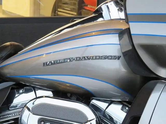 2016 Harley-Davidson FLTRUSE - CVO Road Glide Ultra in Sport Touring in Cambridge - Image 19
