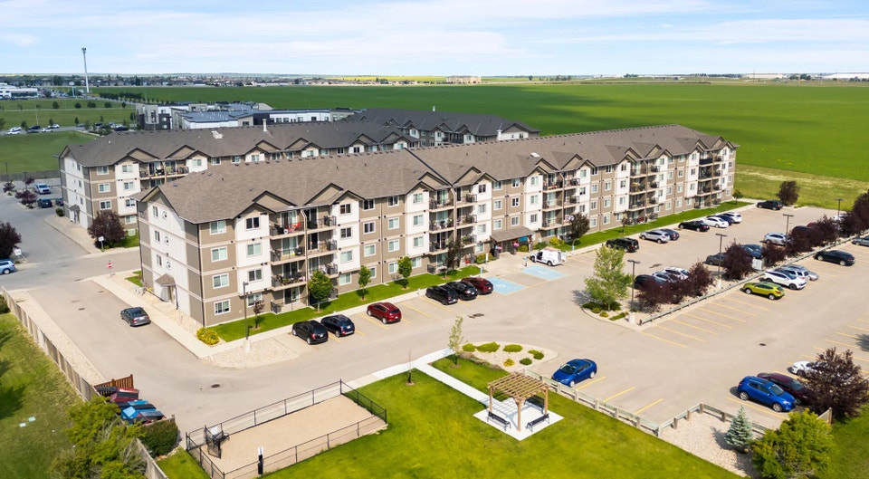 Pet-Friendly Three Bedroom One Bath with In-suite Laundry for Re 2