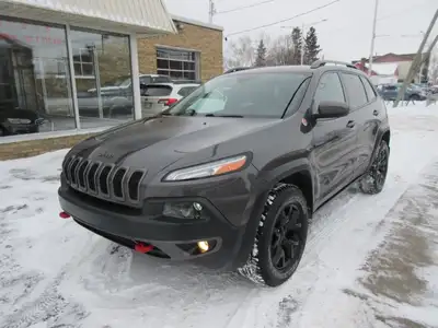 Superbe VUS très bien entretenu, toit ouvrant panoramique, sièges chauffants, gr. électrique, climat...