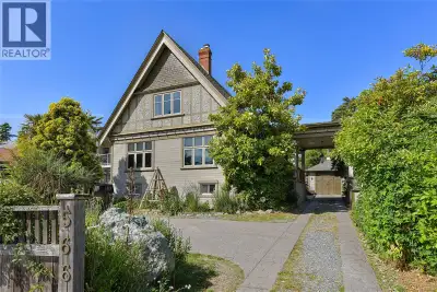 Welcome to the Gorge Waterway & your opportunity to own a home with plenty of heritage charm yet upd...