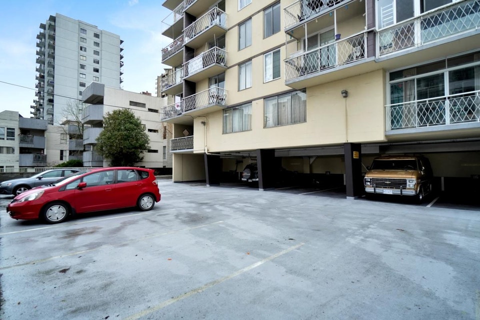 Studio Apartment for Rent - 1100 Harwood condos 2