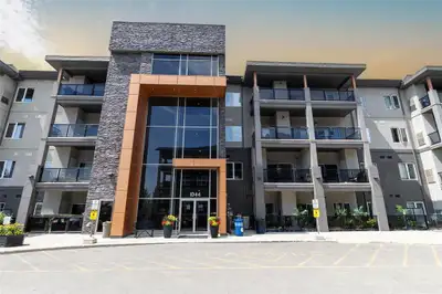 1M//Winnipeg/Offers presented Aug. 1 @ noon...Gorgeous and bright ground floor, corner unit condo wi...