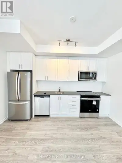 15 - 14 LYTHAM GREEN CIRCLE Newmarket (Glenway Estates), Ontario
