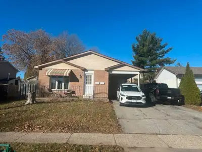 Barrie, great 2 level 2 bedroom, 2 car parking, utilities includ